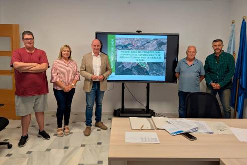 <i>Presentación del Proyecto de interconexión de abastecimiento del agua de Sierra de Segura. / Diputación de Jaén. </i>
