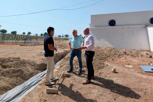 <i>José Luis Hidalgo visita, junto al alcalde de Santo Tomé, Francisco Jiménez, las obras que se llevan a cabo en depósitos de agua. / Diputación de Jaén.</i>