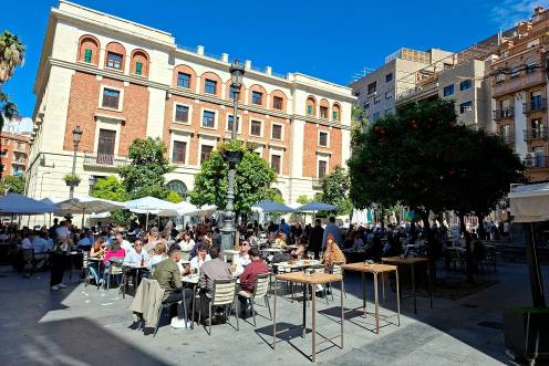 <i>Terrazas de establecimientos hosteleros en la plaza Deán Mazas. / Ayuntamiento de Jaén.</i>