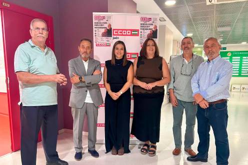 <i>La concejala de Servicios Sociales del Ayuntamiento de Jaén, Ángeles Díaz de la Torre con los intervinientes y promotores del acto. / Ayuntamiento de Jaén.</i>