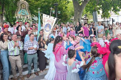 <i>Jóvenes con los tradicionales trajes de flamenca bailan delante de la Virgen. / Adrián Claudio Bonache / Diario JAÉN</i>