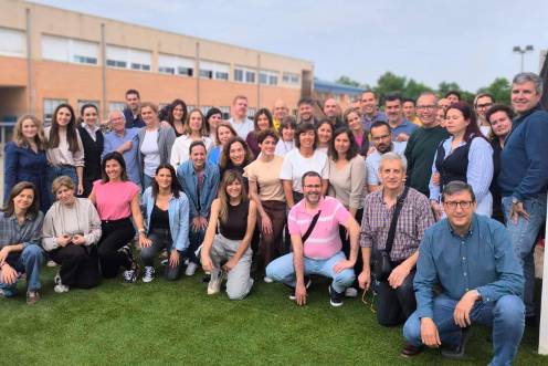 <i>Foto de familia del Instituto Santa Teresa, los pregoneros de las fiestas del Bulevar del 2026. / Asociación de vecinos Expansión Norte.</i>