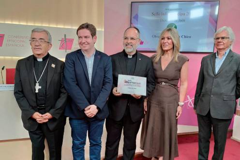 <i>Recogida de la distinción en Madrid. / Diócesis de Jaén.</i>