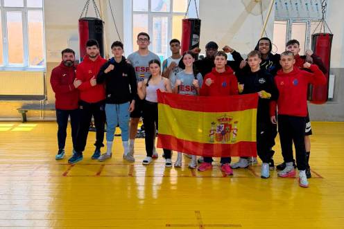 <i>Cristina Peinado y Manuel Bueno, primera y cuarto sujetando la bandera de España.</i>