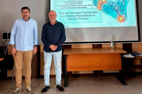 <i>Dionisio Martos, enfermero de práctica avanzada para la atención a personas con tratamientos complejos de diabetes, y Asier Galiano, enfermero de práctica avanzada en la atención a personas con heridas crónicas complejas en el taller. / Junta de Andalucía.</i>