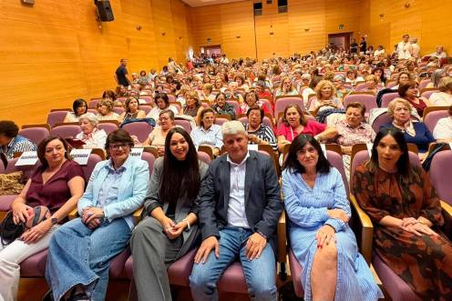 <i>Inés Arco, María Dolores Ruiz y Francisca Medina, junto al alcalde de Vilches, Adrián Sánchez, durante el acto. / Diputación de Jaén.</i>