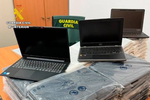 <i>El detenido habría robado 159 ordenadores portátiles valorados en alrededor de 80.000 euros. / Guardia Civil / Europa Press.</i>