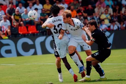 <i>Carlos Hernández remata de cabeza en el partido ante la Real Sociedad B. / AD Ceuta</i>