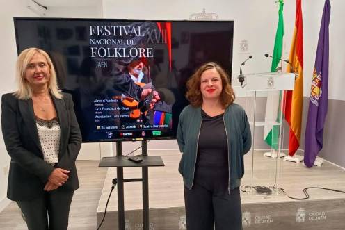 <i>María Espejo y Desirée Amaro, en la presentación. / Ayuntamiento de Jaén.</i>