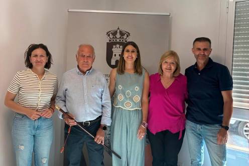 <i>Ramón Pérez posa con el bastón de mando. / PSOE Jaén.</i>