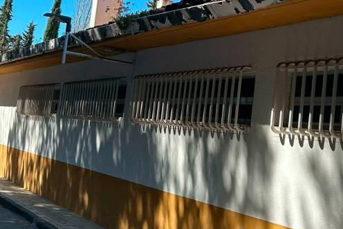 <i>Exterior del antiguo centro de salud de Cazorla. / Junta de Andalucía. </i>