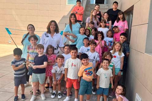 <i>La diputada Lourdes Martínez junto a dos encargadas de la ludoteca de Geolit y los niños asistentes. / Diputación de Jaén</i>