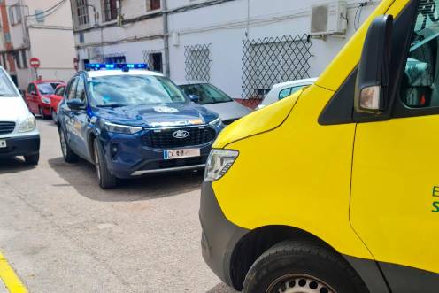 <i>Un coche de la Policía Nacional y una ambulancia del Servicio de Emergencias 061, en la calle Virgen de la Paloma. / Diario JAÉN.</i>