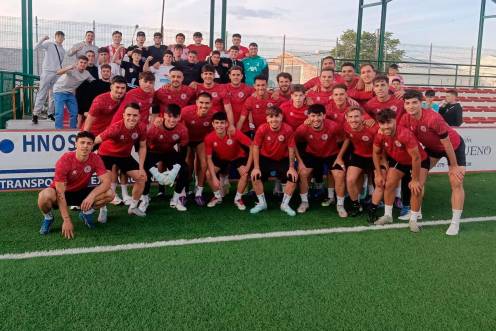 <i>La plantilla del Ciudad de Torredonjimeno recibió el apoyo de los seguidores en el entrenamiento. / Ciudad de Torredonjimeno.</i>