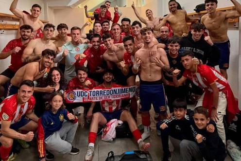 <i>El Torredonjimeno celebra su victoria ante el Mancha Real. / UDC Torredonjimeno.</i>