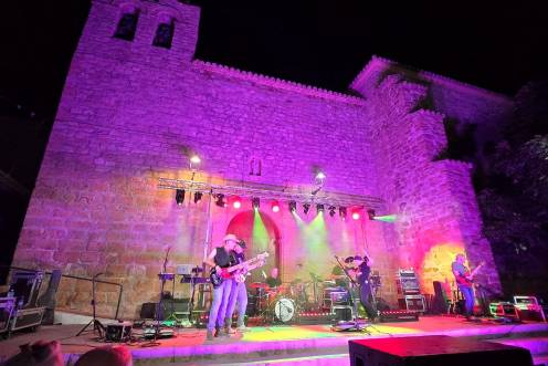 <i>El grupo Apache deja momentos únicos en Torrquebradilla. / FB: Grupo APACHE.</i>