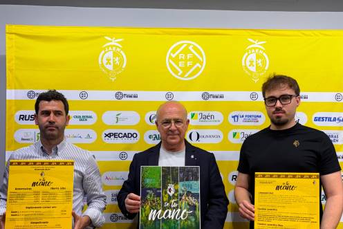 <i>Miguel Hernández, Germán Aguayo e Iván Montes posan con los carteles de la campaña de abonados. / Gilberto Moreno</i>