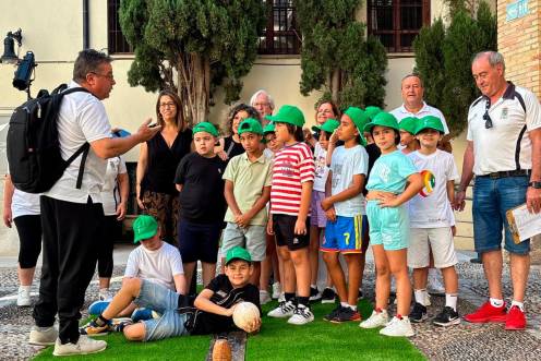 <i>Los escolares de la capital participan en un taller de bolos serranos. / Diputación de Jaén.</i>