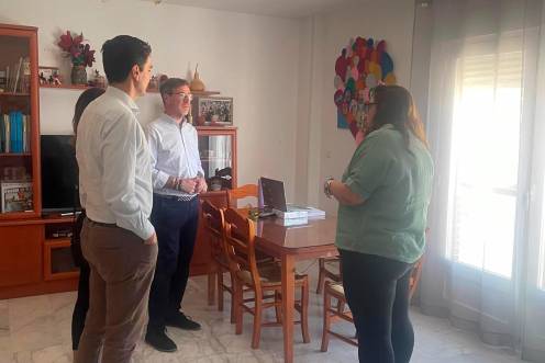 <i>El delegado territorial Miguel Contreras en su visita a la sede de la Asociación Edad Dorada Mensajeros de la Paz Andalucía en Alcalá la Real. / Junta de Andalucía.</i>