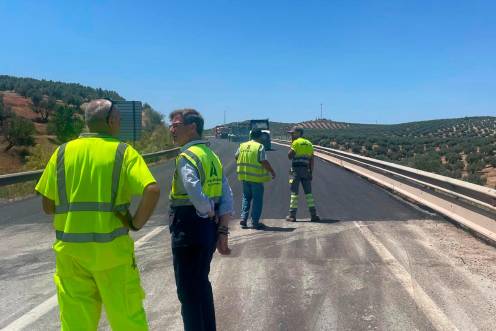<i>El delegado territorial Miguel Contreras visita los trabajos. / Junta de Andalucía.</i>