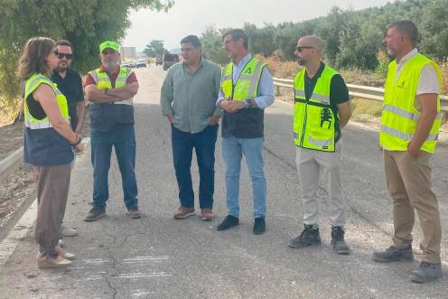 <i>Miguel COntretas visita los trabajos que se ejecutan en la A-20, junto al alcalde de Marmolejo, Manuel Lozano, y los técnicos. / Junta de Andalucía.</i>