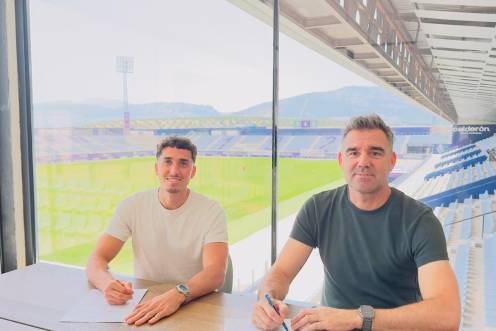 <i>Álex Pérez y Fran Anera, durante la firma del contrato con el Real Jaén. / Real Jaén.</i>
