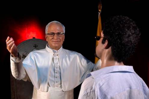 <i>El Papa y Bad Bunny, juntos, en el Museo de Cera de Madrid. / Museo de Cera de Madrid. </i>