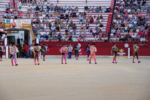 <i>El coso de La Alameda, en Jaén, acoge el tradicional paseíllo previo a una corrida, con los toreros y sus cuadrillas cruzando el albero antes del inicio de la lidia, ante el aplauso de los aficionados. </i>