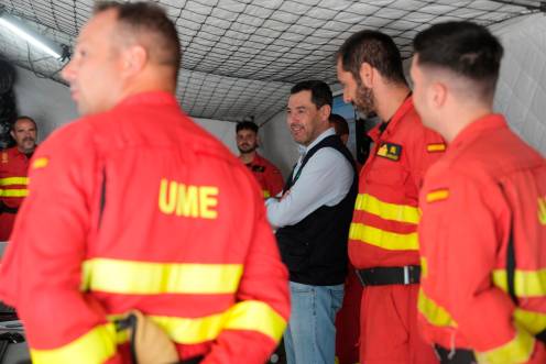 <i>Juanma Moreno visita el dispositivo de la UME que busca acabar con el incendio de Niebla, en Huelva. / Junta de Andalucía.</i>