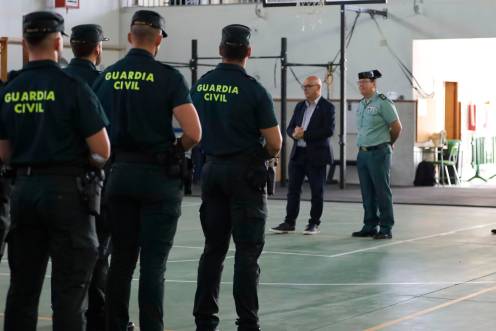 <i>Manuel Fernández, junto con el teniente coronel jefe de la Comandancia de la Guardia Civil en Jaén, Francisco José Lozano, dando la bienvenida al Cuerpo a los 82 guardias civiles. / Guardia Civil. </i>