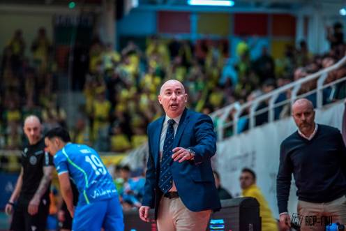 <i>Daniel Rodríguez da instrucciones en el partido jugado en la pista del Viña Albadi. / Jaén Paraíso Interior.</i>