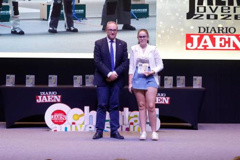 <i>El delegado del Colegio de Gestores Administrativos, Blas Ogáyar posando junto a la campeona premiada, María Isabel López Elvira. / Jason Moyano / Diario JAÉN. </i>