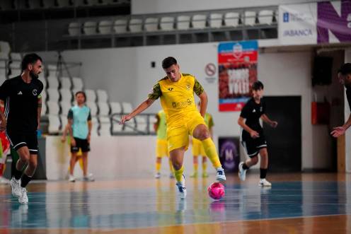 <i>Isi controla el balón en su etapa en el Lugo FS. / Avanza FS.</i>