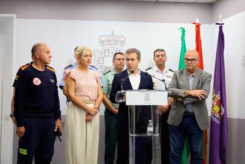 <i>Julio Millán detalla los detalles sobre el refuerzo de la seguridad para la Feria de San Lucas, tras la Junta Local, en presencia de Antonio Tobaruela, María Espejo y Manuel Fernández. / Subdelegación del Gobierno.</i>