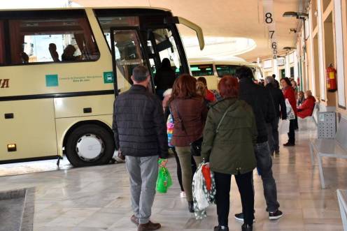 <i>Viajeros en la estación de autobuses de Jaén. Archivo. / Junta de Andalucía.</i>