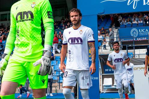 <i>El futbolista Mauro Cabello sale al campo, en un partido de la temporada 25/26. Archivo. / Real Jaén.</i>