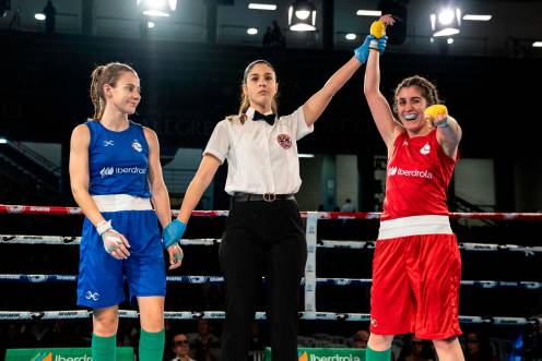 La jiennense Marta López del Árbol celebra una victoria sobre el ring.