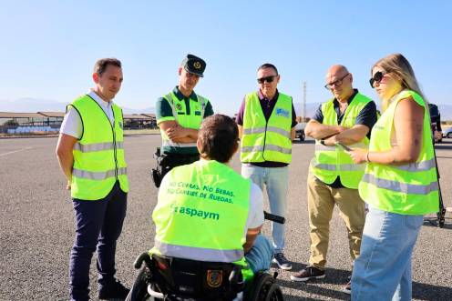 <i>Manuel Fernández visita hoy un punto de control de alcohol y drogas instalado por la Agrupación de Tráfico de la Guardia Civil. / Subdelegación del Gobierno.</i>