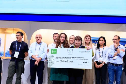 <i>Marta Oti y Pilar Parra posan con el premio. / Diputación de Jaén.</i>