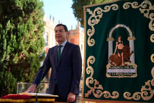 <i>Juanma Moreno toma posesión como presidente de la Junta de Andalucía de la XIII tercera legislatura en su tercer mandato consecutivo al frente del Gobierno andaluz. / Junta de Andalucía. </i>