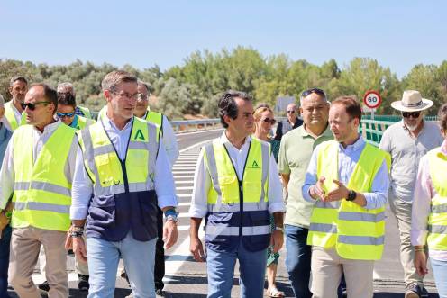<i>El consejero de Fomento y Movilidad, Mario Muñoz-Atanet, flanqueado por el delegado territorial de la Consejería, Miguel Contreras; el alcalde de Orcera, Juan Francisco Fernández; y el delegado de Gobierno de la Junta en Jaén, Erik Domínguez. / Jason Moyano / Diario JAÉN.</i>