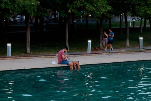 <i>Dos jóvenes se refugian del calor en el Bulevar de Jaén. Archivo. / Jason Moyano / Diario JAÉN.</i>