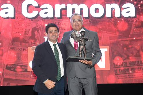 <i>El presidente de la Diputación Provincial de Jaén, Paco Reyes, entrega la estatuilla al general jefe de la Zona IV de la Guardia Civil, Luis Ortega Carmona. / Agustín Muñoz / Diario JAÉN.</i>