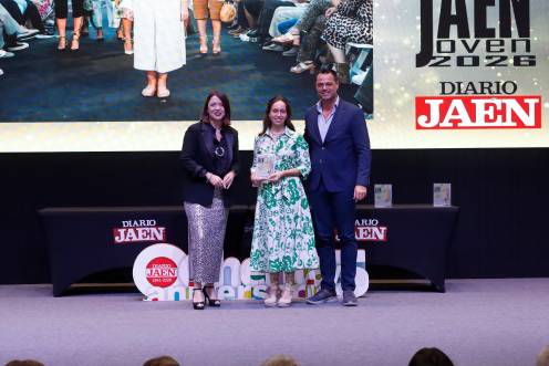 <i>Ana Belén Muñoz, presidenta de ASEM, la premiada Laura Rodríguez y Antonio Torres, concejal en Andújar, posando con el premio. / Jaosn Moyano / Diario JAÉN.</i>