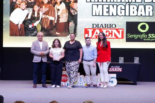<i>Juan Bravo, alcalde de Mengíbar, junto a los miembros de la Asociación Anímame y a la diputada provincial de Juventud, María Dolores Ruiz. / Jason Moyano / Diario JAÉN.</i>