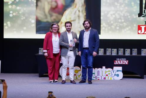 <i>La alcaldesa de Huelma, Ana María Guzmán, junto al premiado Rafael Mendoza, y el gerente de Blanca Impresores, José Blanca. / Jason Moyano / Diario JAÉN. </i>