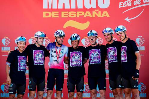 <i>José Manuel Díaz, en el centro, posa con sus compañeros con una camiseta de homenaje a Jesús Herrada.</i>