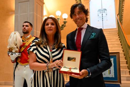 <i>Auxi del Olmo junto con Curro Díaz en la entrega de la medalla. </i>
