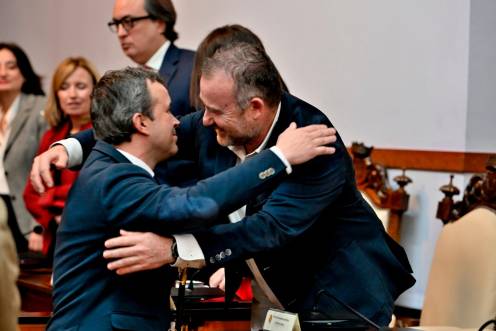<i>Carlos Alberca y Julio Millán, en el pleno de la moción de censura. / Juande Ortiz. </i>