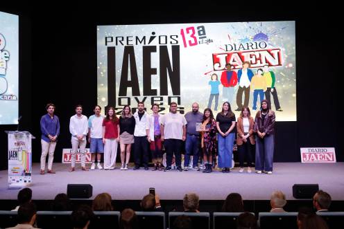 <i>El equipo de Verdesur, encabezado por Mariano Zamora y Estíbaliz Moure, con Juanjo y César Díaz, de Oposiciones Díaz, y las concejalas del Ayuntamiento de Alcalá la Real Rocío Garrido y Mercedes Linares. / Jason Moyano / Diario JAÉN. </i>